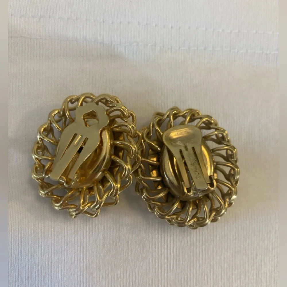 Olala Signed Cameo Ornate Vintage Clip on Earrings - Picture 6 of 6